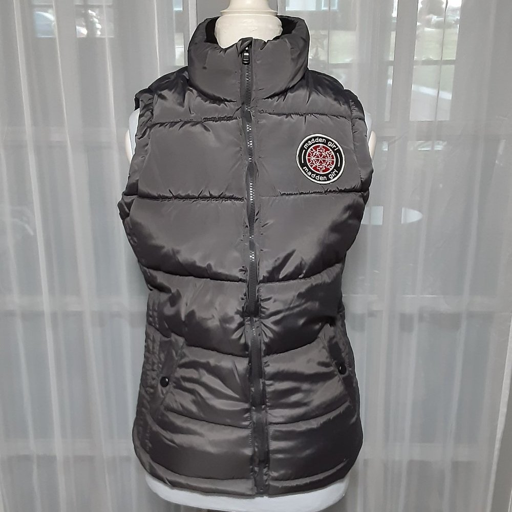 👀 👀 👀 Women's Madden Girl Puffer Vest Size S/P Titanium NWT-$60.00.